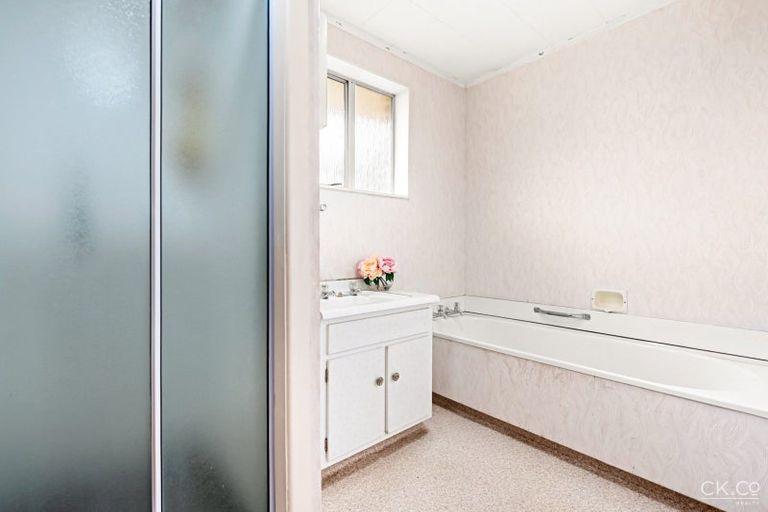 Photo of property in 2/18 Seddon Street, Wallaceville, Upper Hutt, 5018