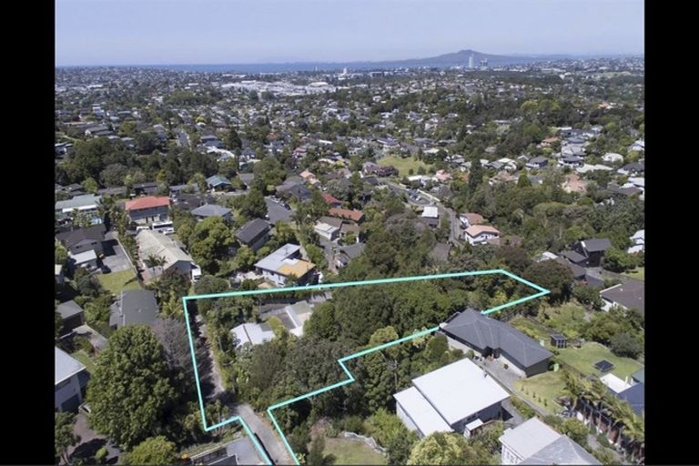 Photo of property in 323 Glenfield Road, Glenfield, Auckland, 0629