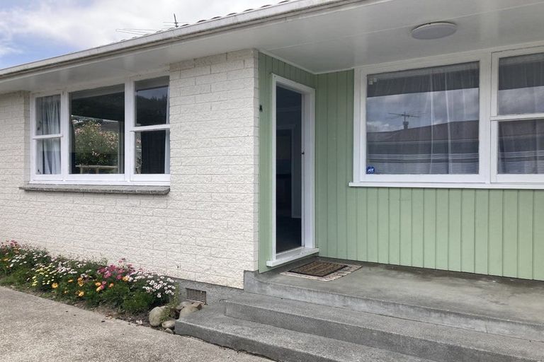 Photo of property in 17a Heather Grove, Fairfield, Lower Hutt, 5011