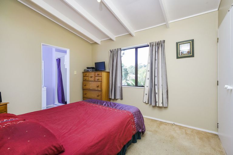 Photo of property in 28 Aldern Road, Massey, Auckland, 0614