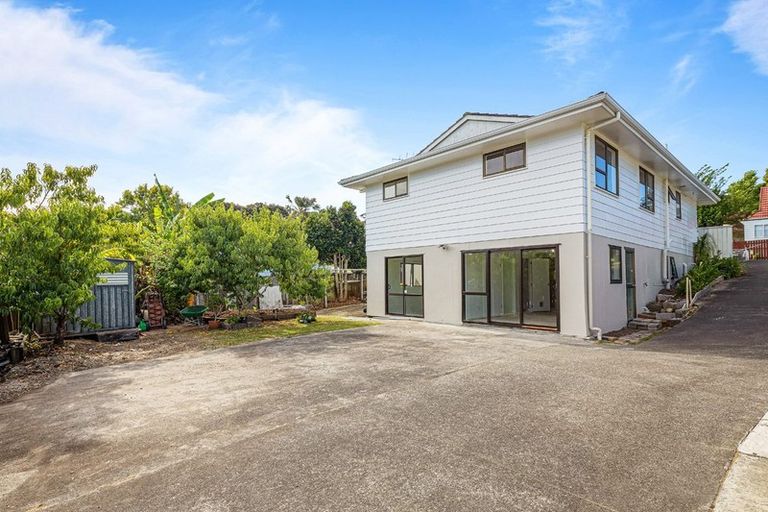 Photo of property in 2/24 Lambrown Drive, Totara Vale, Auckland, 0629