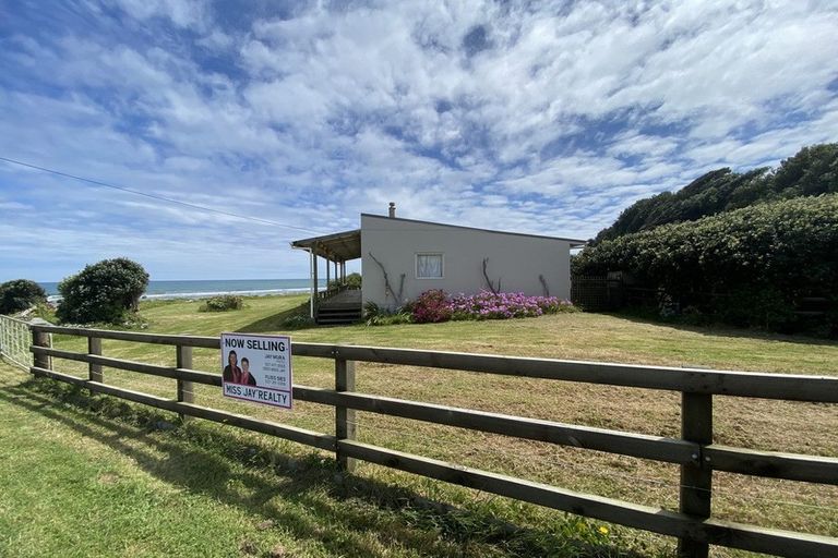 Photo of property in 4 Beach Road, Mokau, 4376