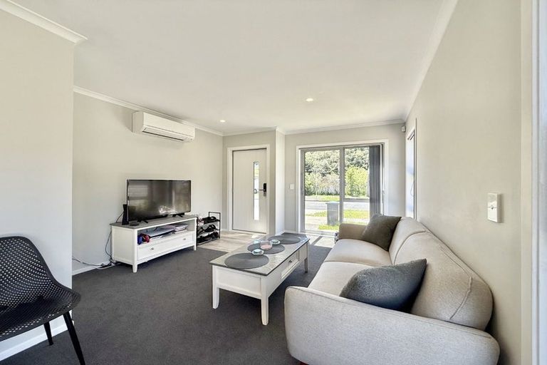 Photo of property in 4b Horoeka Street, Stokes Valley, Lower Hutt, 5019