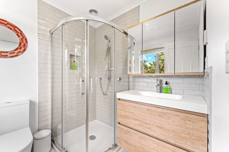 Photo of property in 1/4 Roberts Road, Matakatia, Whangaparaoa, 0930