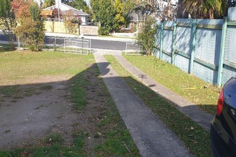 Photo of property in 33 Strid Road, Te Atatu South, Auckland, 0610