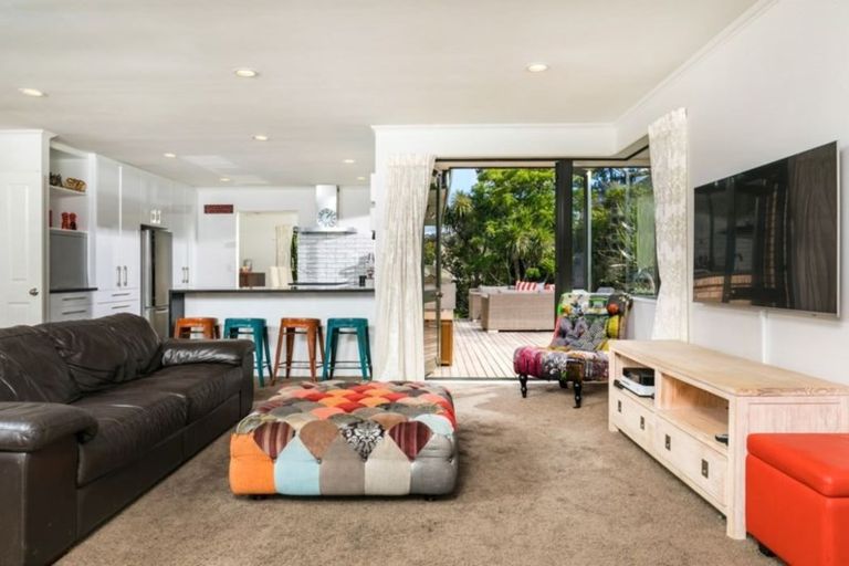 Photo of property in 29 Almond Grove, Greenhithe, Auckland, 0632