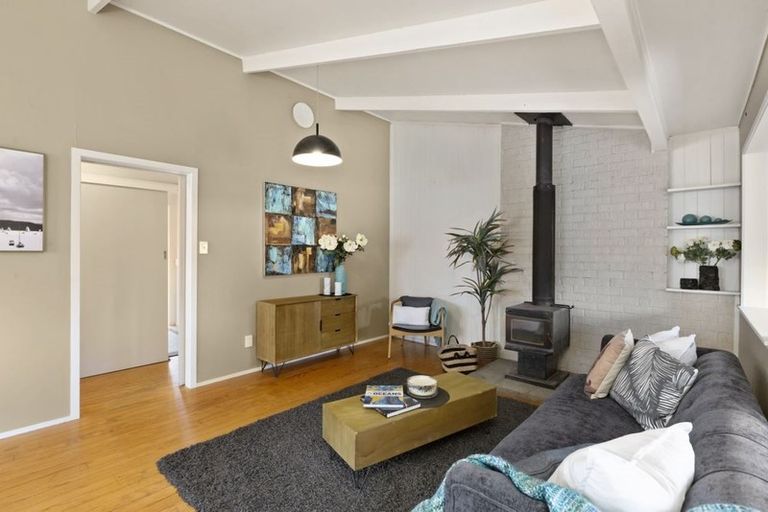 Photo of property in 9 Walton Street, Red Beach, 0932