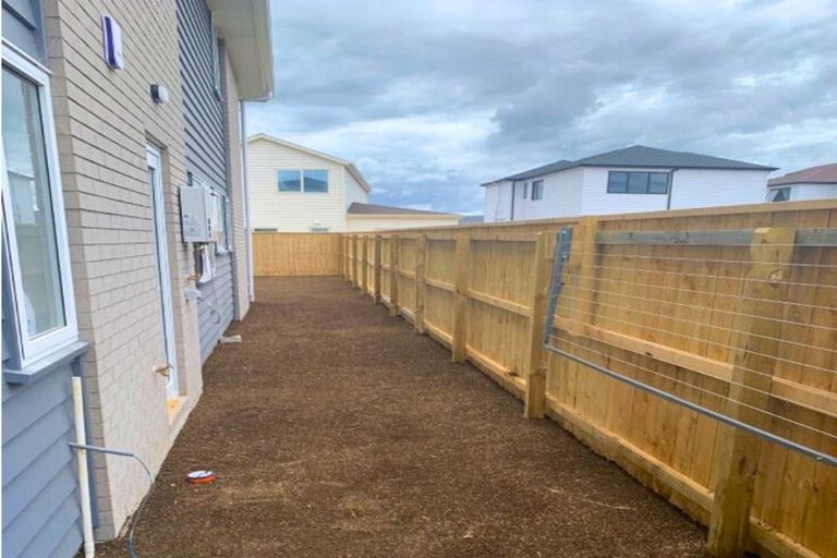 Photo of property in 9 Whata Street, Clarks Beach, 2122