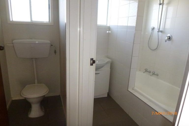 Photo of property in 2/1b Divich Avenue, Te Atatu South, Auckland, 0610