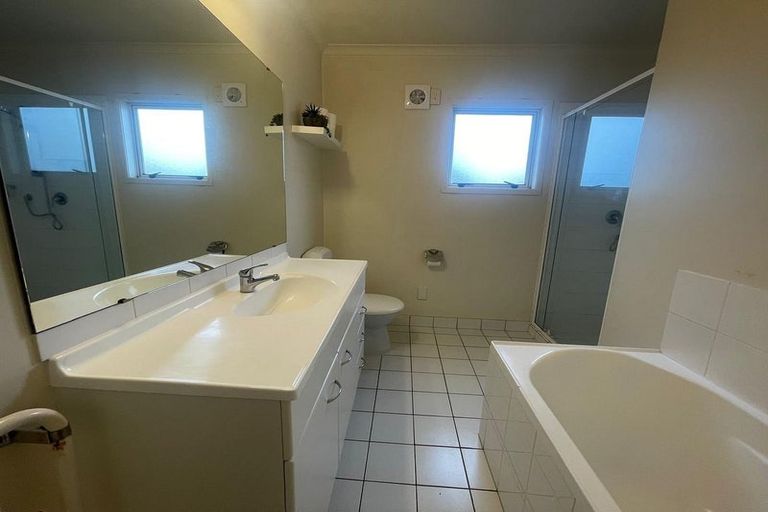 Photo of property in 3 Dainton Place, New Lynn, Auckland, 0600