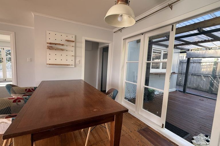 Photo of property in 1/76 Kaurilands Road, Titirangi, Auckland, 0604