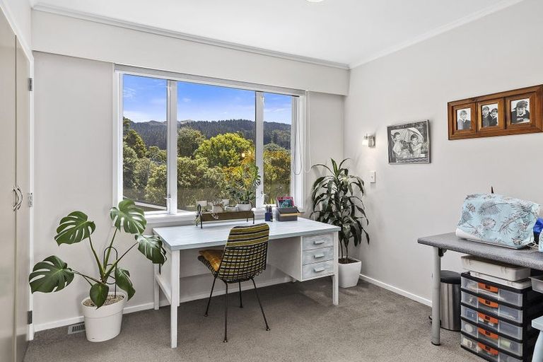 Photo of property in 15 Somerville Terrace, Tawa, Wellington, 5028