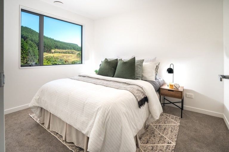 Photo of property in 84 Ara Paiwhenua, Tawa, Wellington, 5028