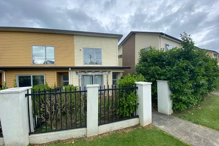Photo of property in 29/11 Ray Small Drive, Papakura, 2110