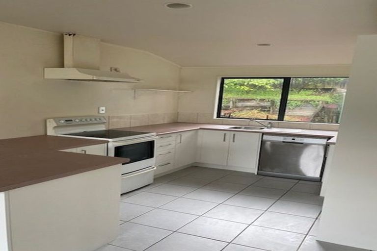 Photo of property in 3a Louise Place, West Harbour, Auckland, 0618