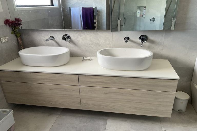 Photo of property in 15b Eastcliffe Road, Castor Bay, Auckland, 0620