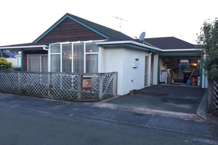 Photo of property in 1 Macalister Place, Miramar, Wellington, 6022