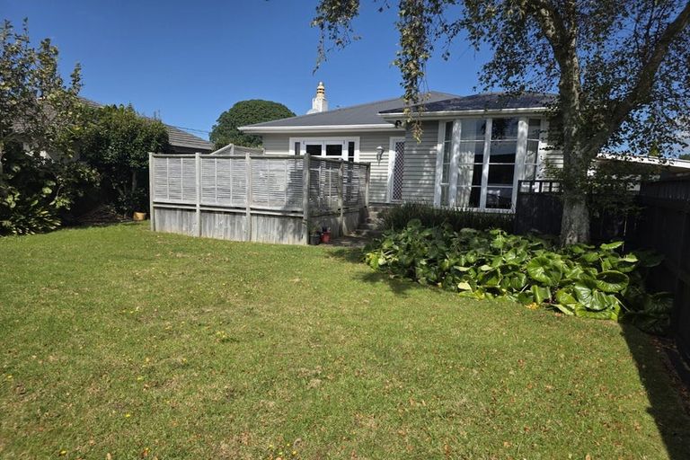 Photo of property in 8 Karaka Street, Merrilands, New Plymouth, 4312