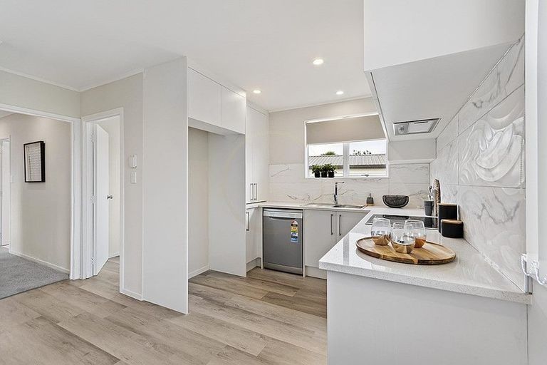 Photo of property in 2/3 Sparrow Place, Weymouth, Auckland, 2103