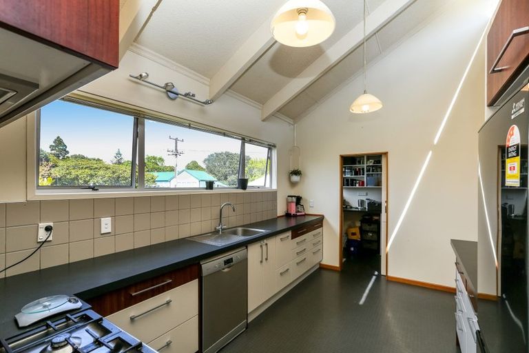 Photo of property in 4 Holloway Road, Omata, New Plymouth, 4374