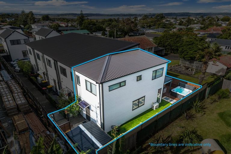 Photo of property in 7/69 Wharf Road, Te Atatu Peninsula, Auckland, 0610