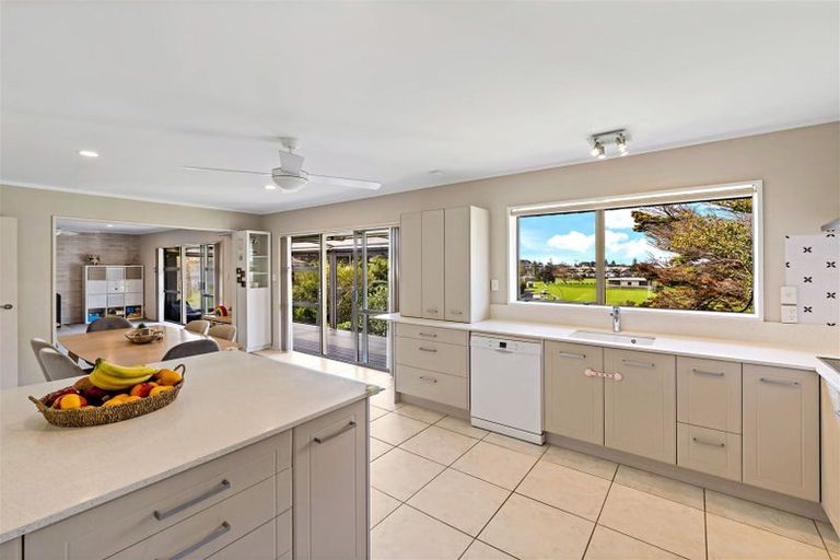Photo of property in 2/160 Stapleford Crescent, Browns Bay, Auckland, 0630