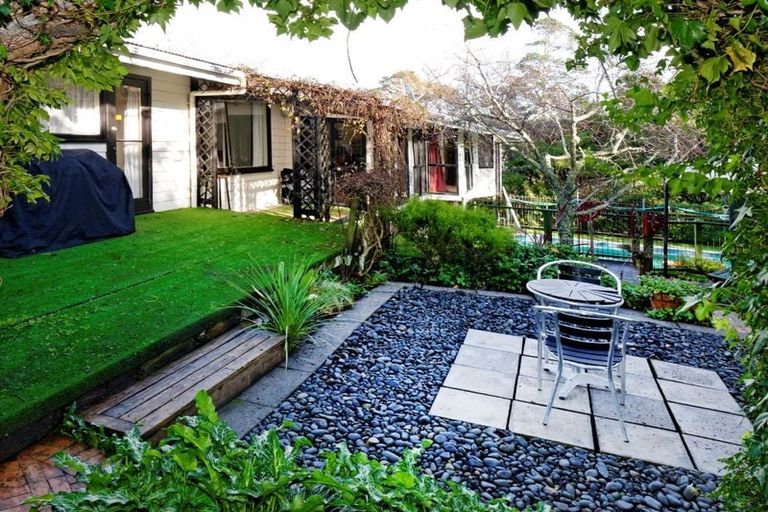 Photo of property in 27 Atkinson Road, Titirangi, Auckland, 0604