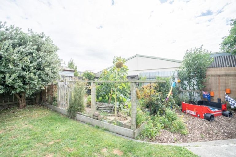 Photo of property in 53 Raglan Avenue, Cloverlea, Palmerston North, 4412