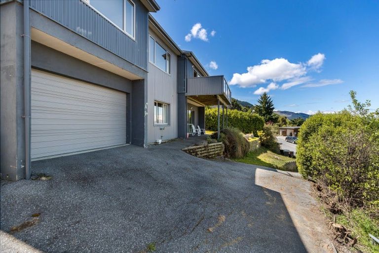 Photo of property in 59 Dart Place, Fernhill, Queenstown, 9300