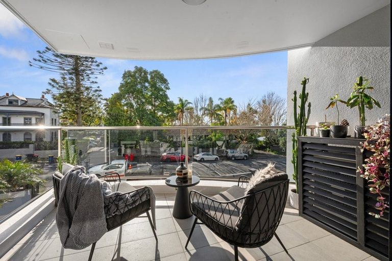 Photo of property in 1c/175 Hurstmere Road, Takapuna, Auckland, 0622