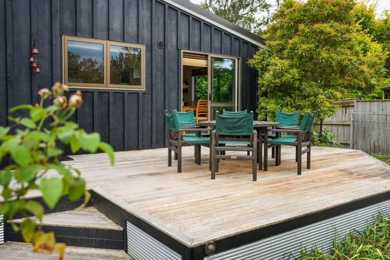 Photo of property in 3 Earl Place, Hokowhitu, Palmerston North, 4410