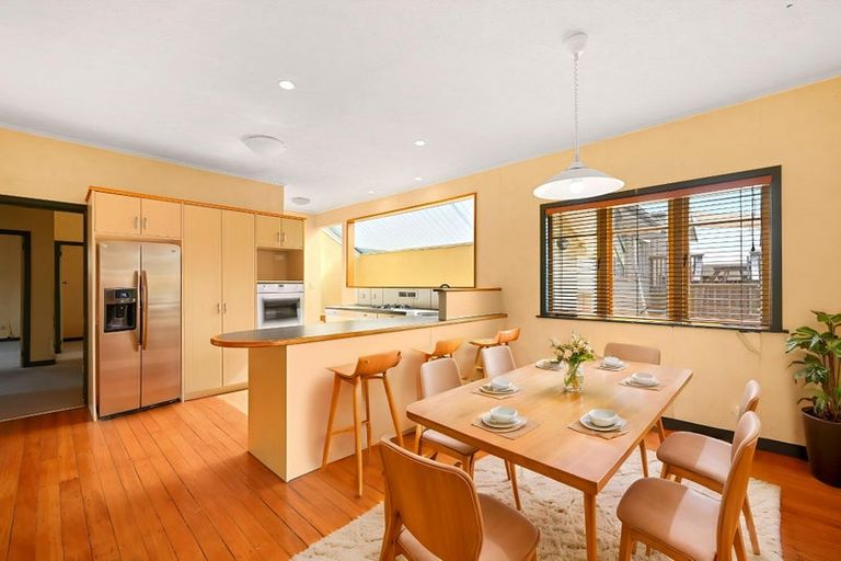 Photo of property in 32 Forest Lake Road, Forest Lake, Hamilton, 3200