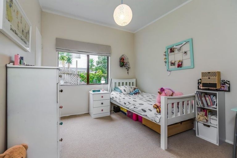 Photo of property in 2/5 Witheford Drive, Bayview, Auckland, 0629