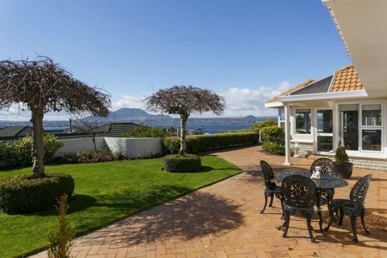 Photo of property in 2 Krissell Place, Acacia Bay, Taupo, 3330