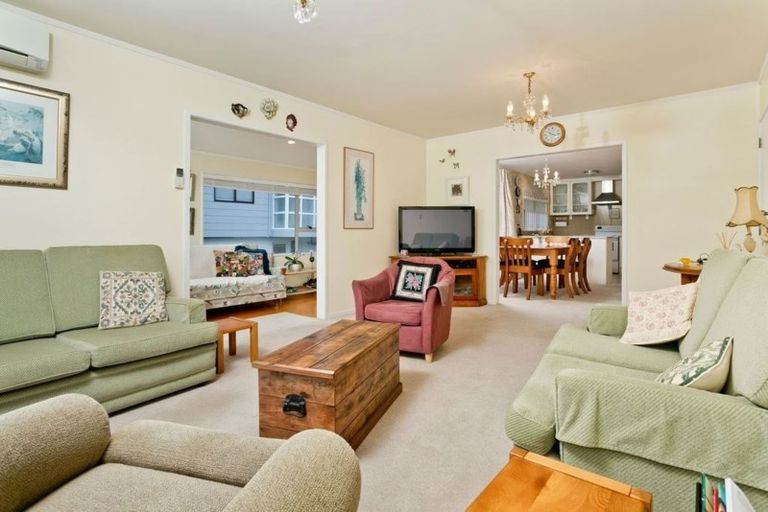 Photo of property in 2/82 Pupuke Road, Hillcrest, Auckland, 0627