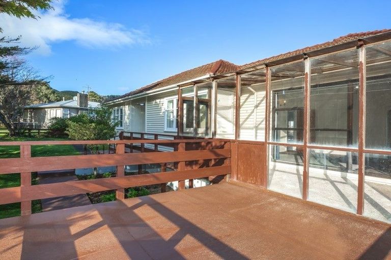 Photo of property in 48 Collins Avenue, Tawa, Wellington, 5028