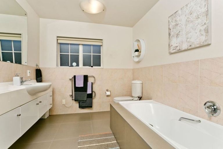 Photo of property in 2/48 Onepoto Road, Hauraki, Auckland, 0622