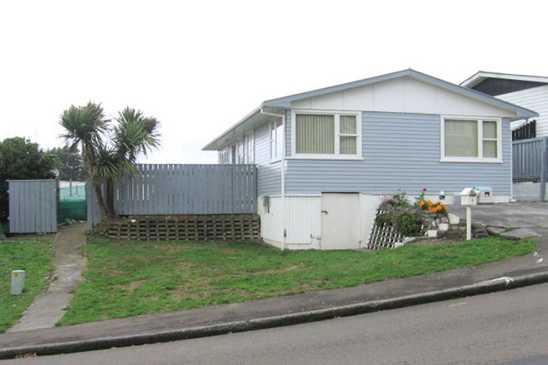 Photo of property in 3 Bellringer Crescent, Newlands, Wellington, 6037