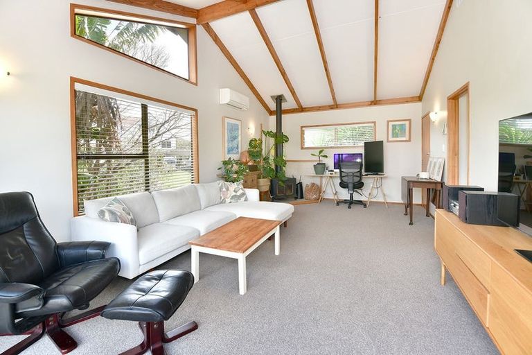 Photo of property in 33 Jelas Road, Red Beach, 0932