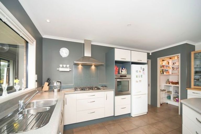 Photo of property in 12 Johnstone Drive, Fitzherbert, Palmerston North, 4410