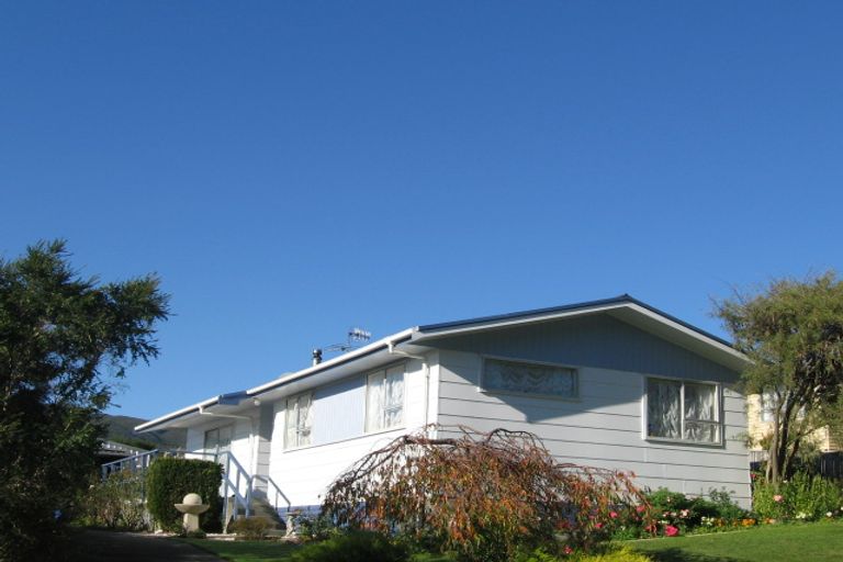 Photo of property in 6 Tiroiti Grove, Stokes Valley, Lower Hutt, 5019