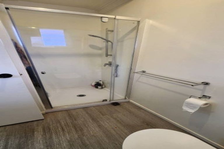 Photo of property in 15 Sherwood Avenue, Te Atatu South, Auckland, 0610