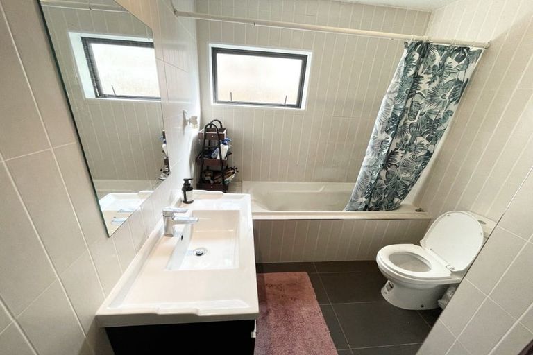 Photo of property in 32a Kelman Road, Kelston, Auckland, 0602