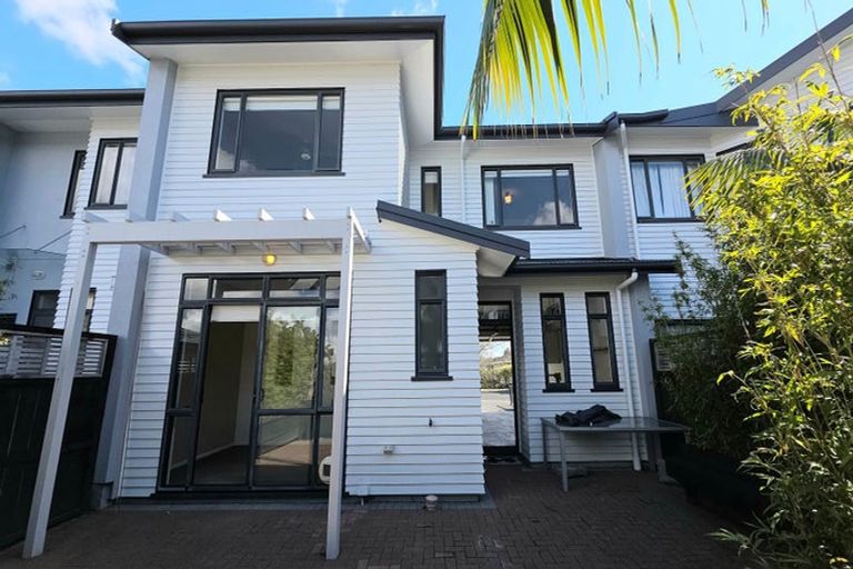 Photo of property in 11/2 Armoy Drive, East Tamaki, Auckland, 2016