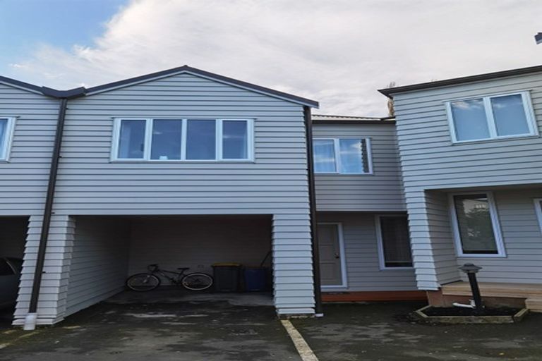 Photo of property in 3/30 John Jennings Drive, Oteha, Auckland, 0632