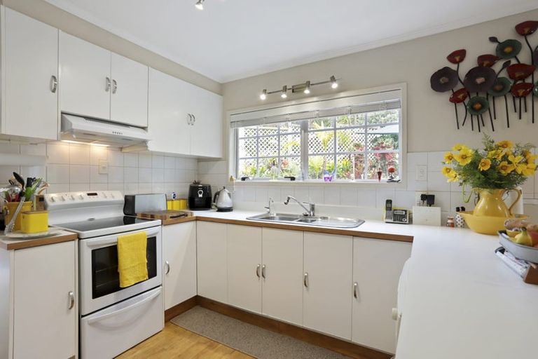 Photo of property in 2/21 Deane Avenue, Titirangi, Auckland, 0604