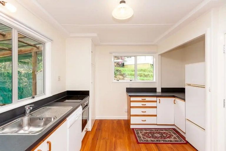 Photo of property in 13a Seaview Road, Marfell, New Plymouth, 4310