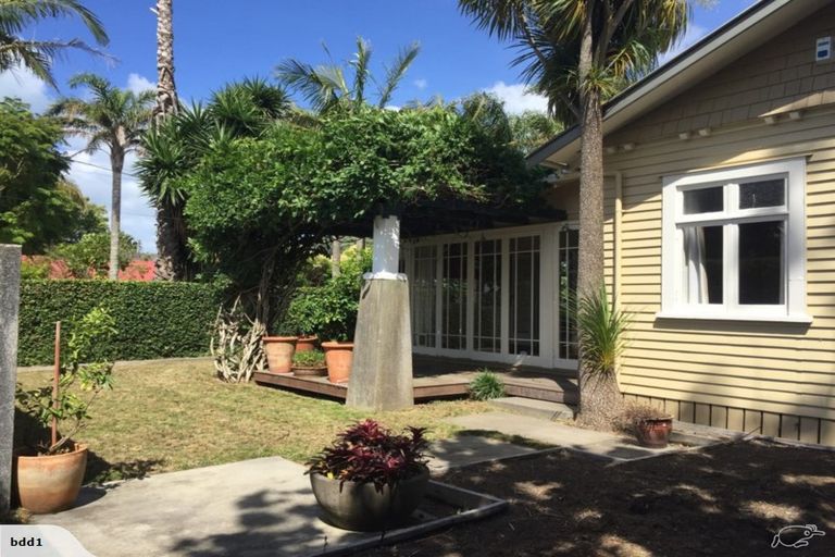 Photo of property in 11 Norwood Road, Bayswater, Auckland, 0622