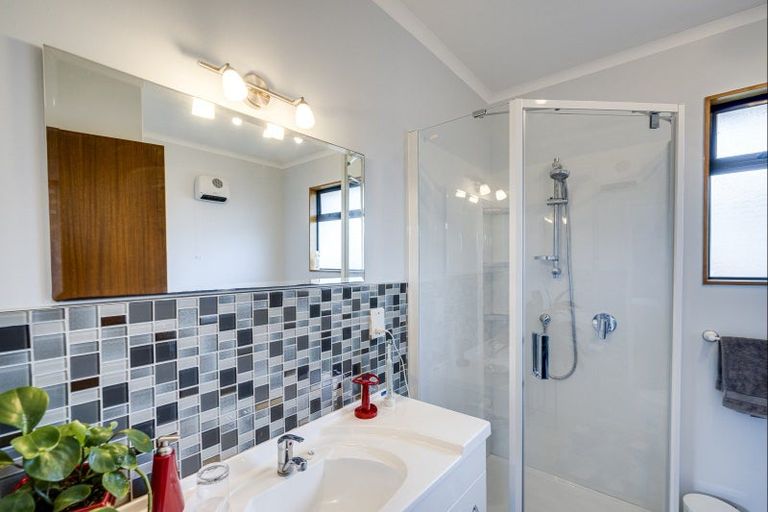 Photo of property in 104 Brookvale Road, Havelock North, 4130