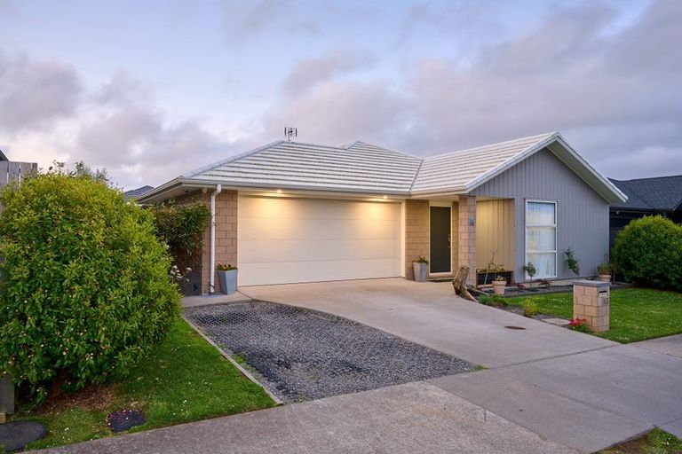 Photo of property in 13 Papa Orchard Drive, Kumeu, 0810